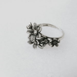 anillo con flores