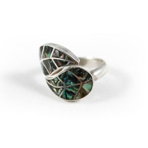 anillo con incrustaciones de piedras y conchas 2