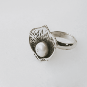 anillo moderno con perla