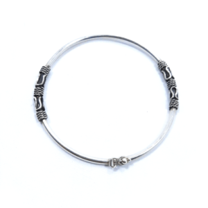 pulsera bangle con diseño